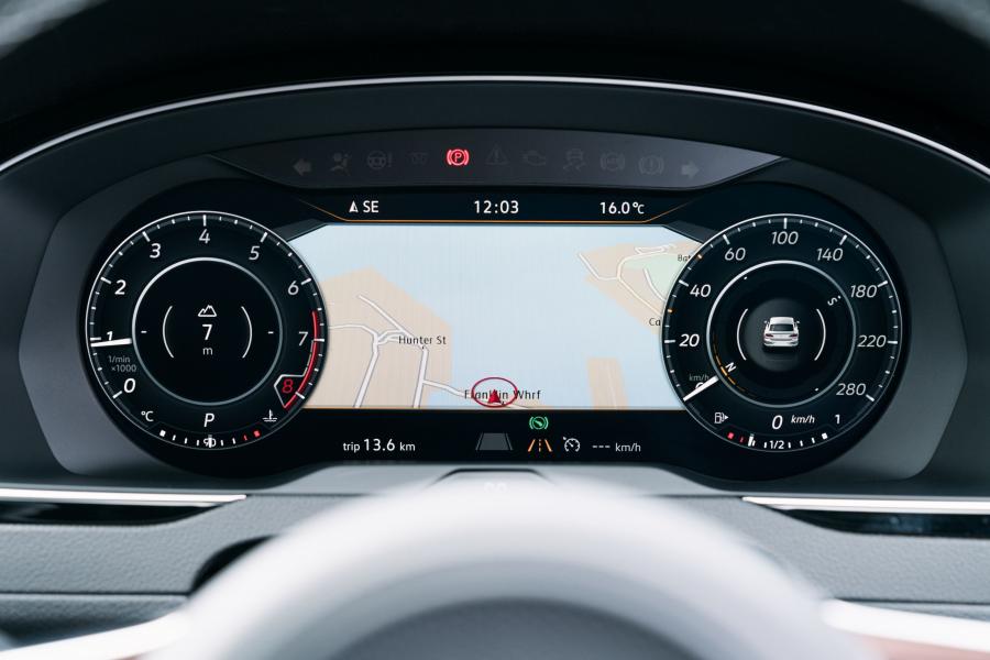 Панель приборов Volkswagen Arteon 4Motion R-Line 2017 года  (AU) (фото 38 из 40)